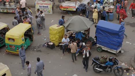 Menschen-Trinken-Chai-Im-Straßenladen,-Delhi,-Indien