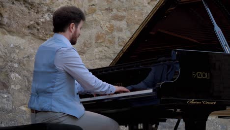 Toma-Panorámica-Lenta-De-Un-Pianista-Actuando-Con-Traje-En-Las-Calles-De-Montpellier.