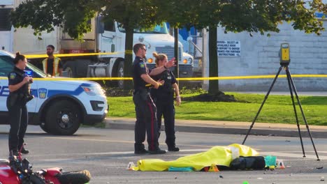 Oficiales-De-Policía-Que-Asistieron-A-La-Escena-De-Un-Accidente-Mortal-De-Motocicleta,-Brampton---Canadá