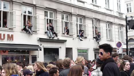 Los-Jóvenes-Asistentes-Al-Festival-Y-A-La-Fiesta-Disfrutan-De-La-Vida-En-Una-Fiesta-Callejera-Al-Aire-Libre-Bailando-Juntos,-Unidos-Como-Amigos.