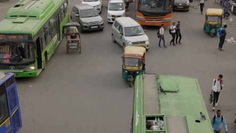 Tráfico-Intenso-Y-Gente-En-La-Carretera-En-Delhi,-India.