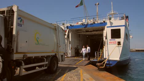 Lastkraftwagen-Steigen-Auf-Einer-Fähre-Auf-Der-Insel-Capri,-Italien,-Aus