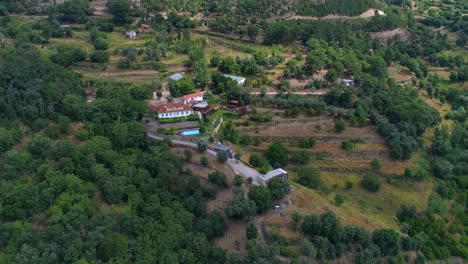 Douro-Resort,-Luftaufnahme,-Drohnenaufnahme,-Mit-Blick-Auf-Ein-Hotel,-Mit-Einem-Weinberg,-Einem-Pool-Und-Einem-Orangenfruchtgarten,-Am-Fluss-Duero,-An-Einem-Teilweise-Sonnigen-Tag