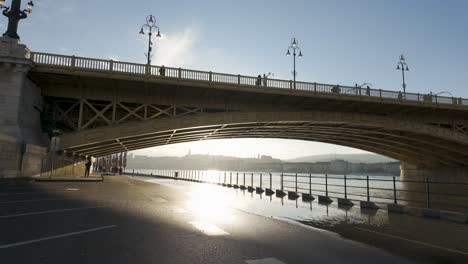 Silhouette-Der-Margaretenbrücke-Und-Des-Gesperrten-Carl-Lutz-Kais-Während-Der-Donauflut,-Budapest,-Ungarn---26.-Dezember-2023