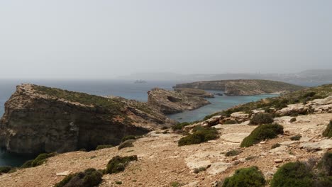 Vista-Panorámica-De-Los-Islotes-De-La-Laguna-Azul,-En-La-Isla-De-Comino