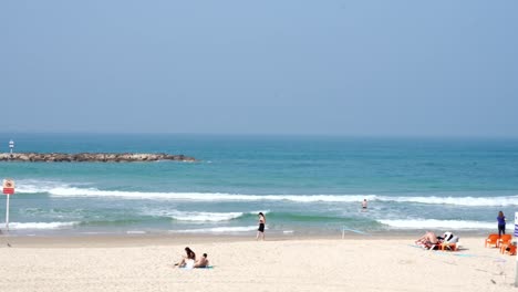 Die-Menschen-Genießen-Tropische-Strände-Mit-Tiefblauem-Meer-Und-Ausblicken-Auf-Die-Himmelslandschaft