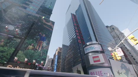 Panorámica-Ultra-Ancha-De-Rascacielos-En-Cámara-Lenta-En-El-Centro-De-Manhattan-Con-Bonitas-Bengalas.