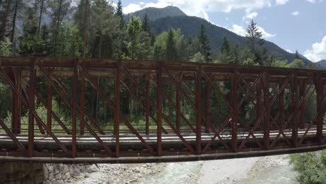 Drone-Derecha-Panorámica-Antiguo-Puente-Ferroviario-Reutilizado-Convertido-En-Camino-Peatonal-Para-Bicicletas