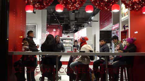 La-Gente-Está-Sentada-En-La-Cafetería