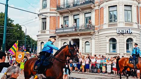 Los-Caballos-De-La-Policía-Custodian-El-Carnaval-Callejero-En-Landskrona-Suecia