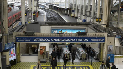 Passagiere-Betreten-Und-Verlassen-Den-Bahnhof-Durch-Das-Unterirdische-Tor-Der-Waterloo-Station