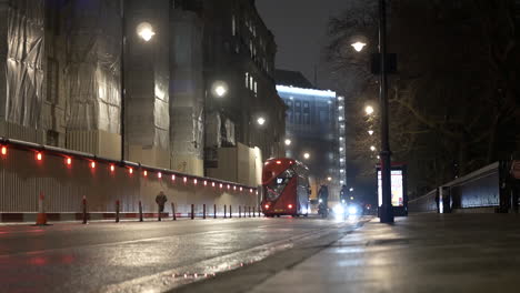 Autobús-De-Dos-Pisos-Y-Ciclista-Conducen-Por-Un-Callejón-Lluvioso-Durante-La-Hora-Punta-De-La-Noche,-Londres,-Reino-Unido