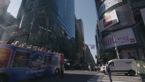 Panorámica-Amplia-Sobre-Una-Concurrida-Intersección-En-El-Centro-De-La-Ciudad-En-Cámara-Lenta-42nd-Street