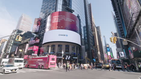 Cámara-Lenta-De-Tiro-Ultra-Amplio-De-Una-Concurrida-Intersección-En-El-Centro-De-Manhattan