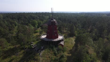 Imágenes-Panorámicas-De-Drones-Alrededor-De-Un-Molino-De-Viento-Ubicado-En-La-Isla-De-Uto-En-Suecia