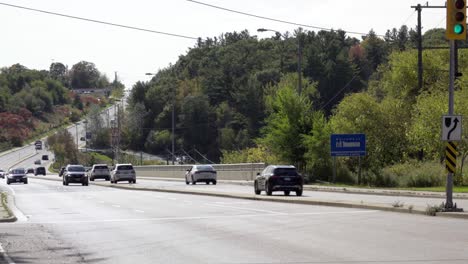 Signo-De-Límite-De-Toronto-Límite-De-Tráfico-Ligero-De-La-Ciudad-Kingston-Road-A-Finales-Del-Verano