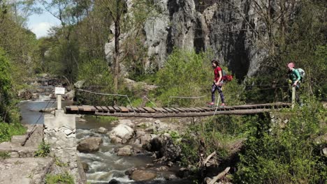 Escaladores-Caminando-Por-El-Puente-Para-Buscar-El-Sendero-Correcto-Para-Escalar