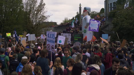 Los-Manifestantes-Aplauden-Y-Agitan-Sus-Carteles-En-Una-Manifestación-Sobre-El-Cambio-Climático.