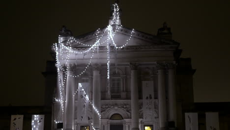 Las-Luces-Navideñas-Decoran-El-Exterior-Del-Museo-Tate-Britain-Durante-La-época-Navideña.