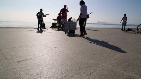 Saxofonista-Tocando-Con-Una-Banda-Callejera-En-Praça-Maua,-Al-Atardecer,-En-El-Centro-De-Río-De-Janeiro,-Brasil