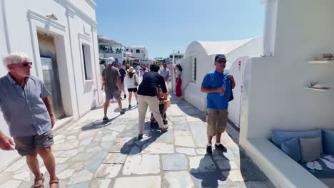 Oia-Santorini-Grecia-Isla-Viaje-Turístico-Paseo-Inmersivo,-Europa,-4k-|-Griego,-Egeo,-Mar,-Acantilado,-Océano,-Ciudad,-Vacaciones,-Compras,-Blanco,-Mármol,-Multitud,-Flores,-Viajero,-Gente,-Callejón,-Discapacitado