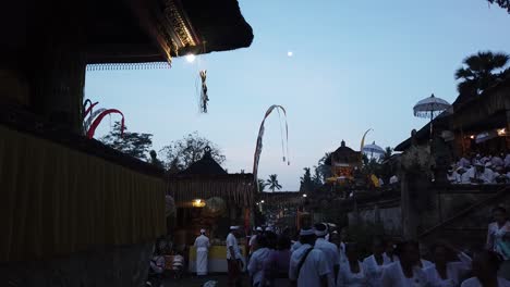 El-Pueblo-Balinés-Se-Reúne-Bajo-La-Luna-Llena-En-La-Ceremonia-Del-Templo-En-La-Ceremonia-Hindú-Pura-Samuan-Tiga,-Bali,-Indonesia,-Sudeste-Asiático