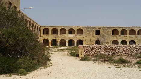 El-Edificio-Fue-Construido-Como-Cuartel,-Luego-Utilizado-Como-Hospital-Y-Cuarentena.