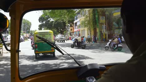 Sentado-En-La-Parte-Trasera-De-Un-Tuk-Tuk-Conduciendo-Por-Las-Calles-De-Bangalore