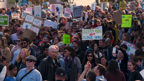 Miles-De-Personas-Marchan-Con-Carteles-En-La-Mano-Para-Una-Huelga-Climática-En-Vancouver-BC