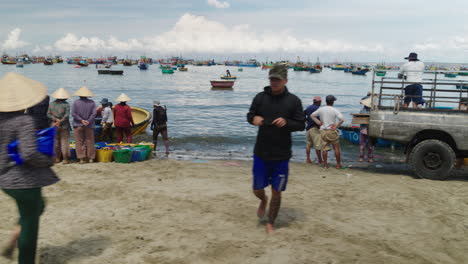 Toma-De-Seguimiento-De-La-Actividad-Pesquera,-Vehículos-De-Transporte-En-La-Playa-De-Mui-Ne.