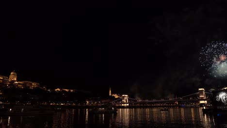 Hermoso-Paisaje-Urbano-En-El-Día-De-San-Esteban-En-Budapest-En-El-Río-Danubio