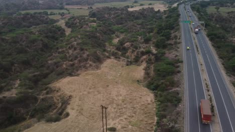 Vista-Aérea-De-La-Carretera-Nacional-Srinagar-Delhi-Chennai-Kanyakumari-Que-Atraviesa-Las-Erosiones-Icónicas-De-Los-Barrancos-En-Las-Tierras-Baldías-De-Los-Barrancos-De-Chambal-Cerca-De-La-Frontera-Con-Rajasthan-Madhya-Pradesh,-India