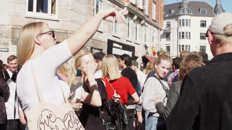 Los-Jóvenes-Asistentes-Al-Festival-Y-A-La-Fiesta-Disfrutan-De-La-Vida-En-Una-Fiesta-Callejera-Al-Aire-Libre-Bailando-Juntos,-Unidos-Como-Amigos.