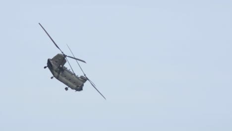 Zoomaufnahme-Einer-Boeing-Chinook,-Die-In-Zeitlupe-Eine-Harte-Bank-Macht