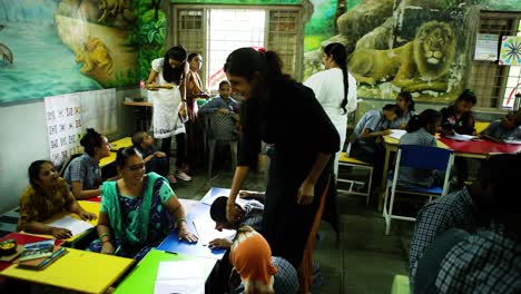 En-Un-Aula-De-Una-Escuela-De-Una-ONG-Donde-Estudian-Niños-Con-Retraso-Mental,-Los-Profesores-Enseñan-Muy-Bien,-Derecho-A-La-Educación.