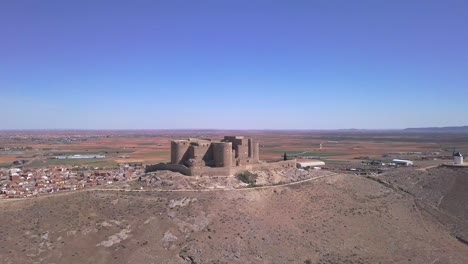 Drone-shote,-Aerial-View-with-pan-left-movement-over-point-of-view-around-the-castle-of-Consuegra