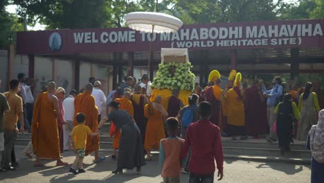 Mönche-Betreten-Den-Heiligen-Tempel-Des-Mahabodhi-Mahavihara-Komplexes,-Um-Den-88.-Geburtstag-Des-Dalai-Lama-Im-Heiligen-Zu-Feiern