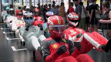 Maniquíes-Vestidos-Con-Trajes-De-Carreras-Destacan-La-Evolución-Del-Deporte-F1-Y-La-Seguridad-A-Través-Del-Tiempo-Durante-La-Primera-Exhibición-Oficial-De-Fórmula-1-Del-Mundo-En-Ifema-Madrid-En-España.