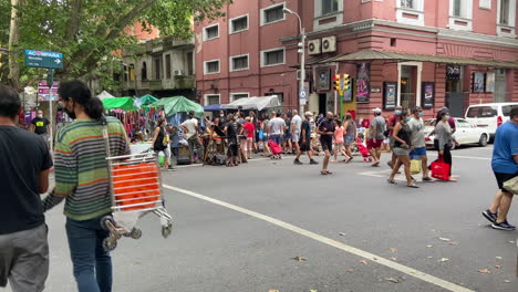 Traditionelles-Einkaufen-Auf-Dem-Straßenflohmarkt