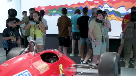 Los-Visitantes-Toman-Fotografías-En-La-Exposición-Ferrari-F1-F187-Y-88c-En-Ifema-Madrid-En-España.