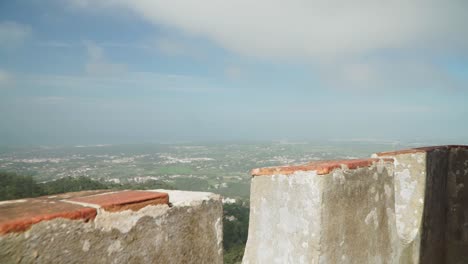 Toma-De-Establecimiento,-Avanzando-Revelando-La-Vista-Panorámica-De-Sintra,-Portugal,-Cielo-Azul-Nublado-En-El-Fondo