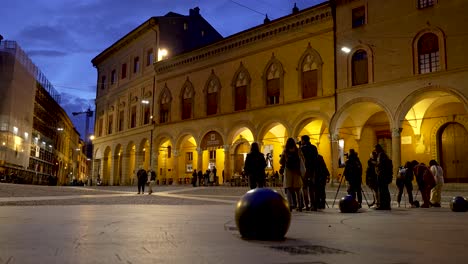 Taller-De-Fotografía-Nocturna-En-Grupo-Tomando-Fotos-En-La-Piazza-Santo-Stefano-En-Bolonia.