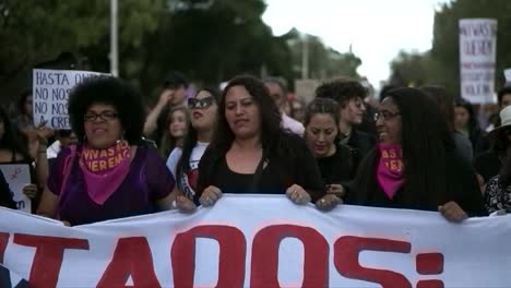 Mujeres-De-Diferentes-Edades-Y-Etnias-Sostienen-Una-Gran-Bandera-Blanca-Durante-Una-Protesta-En-El-Día-Internacional-De-La-Mujer.