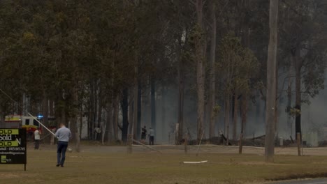 Rettungsdienste-Reagieren-Auf-Einen-Außer-Kontrolle-Geratenen-Brand-Auf-Dem-Land,-Der-Häuser-Zerstört