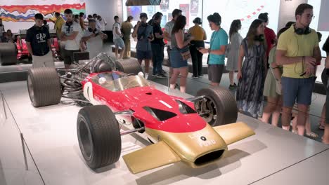 Besucher-Schauen-Sich-Den-Rennwagen-Lotus-Type-49-An-Und-Machen-Fotos-Davon,-Der-Während-Der-Ersten-Offiziellen-Formel-1-Ausstellung-Der-Welt-Auf-Der-Ifema-Madrid-In-Spanien-Ausgestellt-Wurde