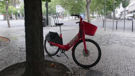 Bezahltes-Stadtfahrrad,-Das-Unter-Einem-Baum-Vor-Der-Straße-Geparkt-Ist