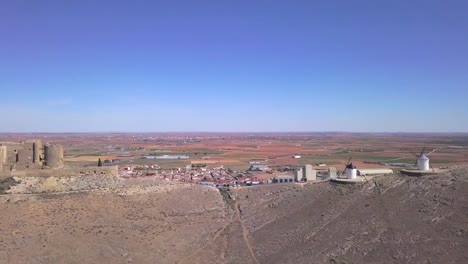 Toma-De-Dron,-Camión-A-La-Derecha-Con-Vista-Lateral-Del-Castillo-Y-Molinos-De-Viento-De-Don-Quijotte-De-Cervantes.