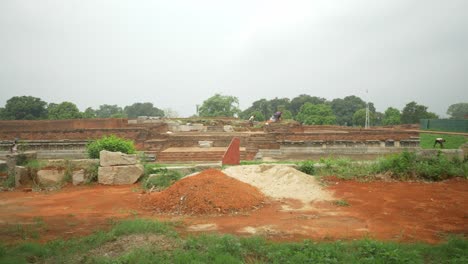 Plano-General-De-Los-Trabajadores-De-La-Construcción-Que-Trabajan-En-Los-Trabajos-De-Excavación-Y-Restauración-De-Las-Ruinas-De-Nalanda-Mahavihara,-Una-Antigua-Universidad-Monástica-Budista-Que-Fue-Demolida-Por-Los-Invasores-Mogoles.