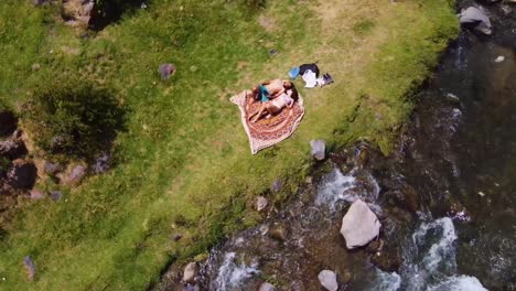 Pareja-Romántica-Tumbados-Juntos-Disfrutando-Del-Magnífico-Paisaje-Fluvial,-Obrajillo