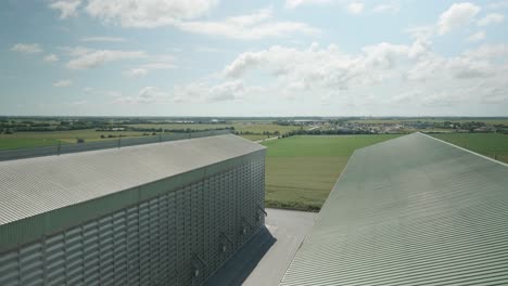 Blick-Vom-Dach-Auf-Große-Weizengetreidelager-Mit-Landschaft-In-Der-Ferne